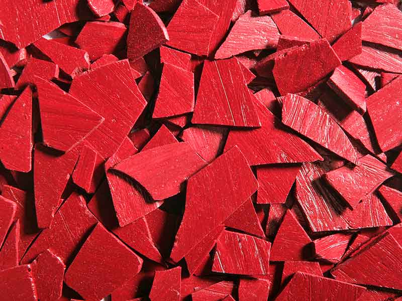Polvo rojo para el recubrimiento en polvo, fabricado en una instalación de preparación de compuestos para pinturas en polvo