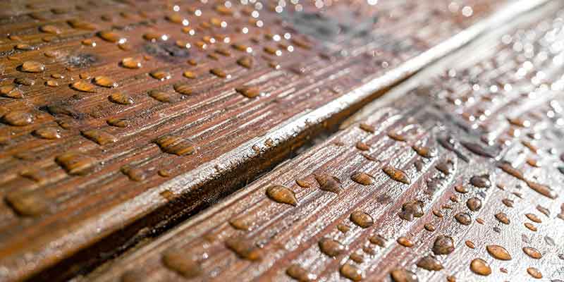 ブッスの天然繊維混練システムによる原料塊から製造されたウッドテラス厚板用合成木材