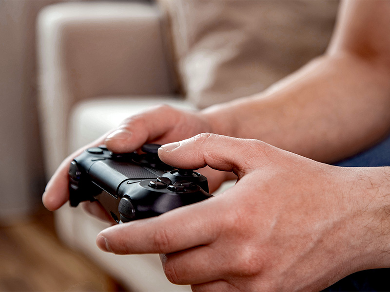 Schwarzer Controller für Spielkonsolen, der aus Masterbatch Compounds produziert wurde.