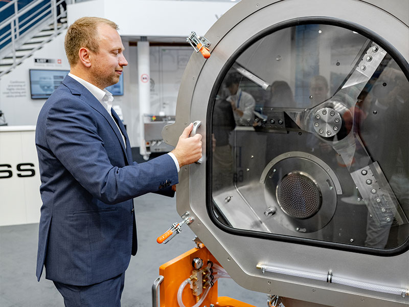 buss_cps-f-dry-pelletizer_buss-person-opens-pelletizer_800x600 BUSS employee easily opening the CPS-F pelletizer’s front maintenance door.