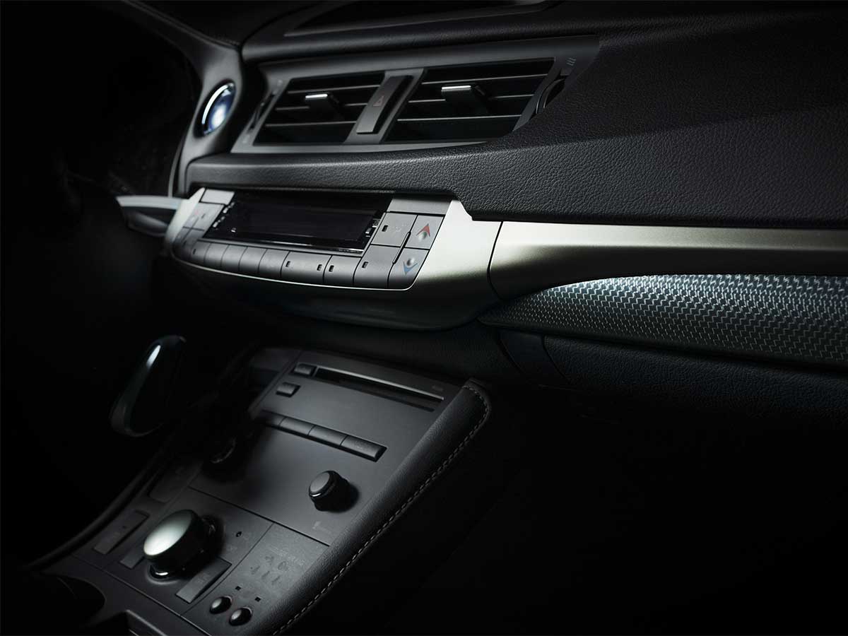 Fahrzeuginnenraum in Schwarz. Die im Fahrzeuginnenraum verwendeten Kunststoffe werden häufig mit BUSS Co-Kneadern hergestellt.