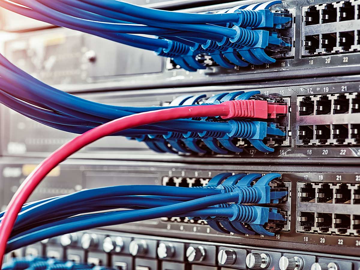 Internet-/LAN-Kabel, die an einen Server oder ein NAS-System angeschlossen sind. Die Kabelisolierung wird in der Regel mit BUSS-Compoundern hergestellt.