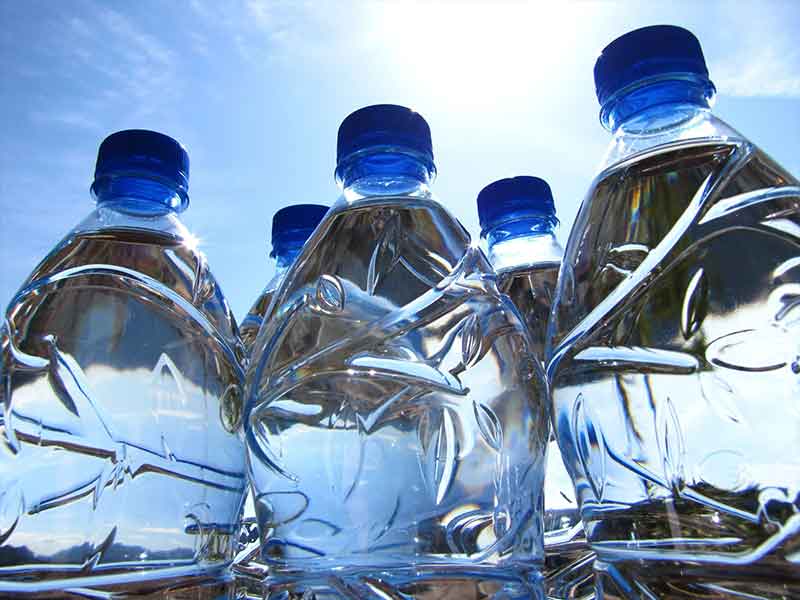 Wasserflaschen aus Biokunststoff als Beispiel für die Compoundier-Technologie von biologisch abbaubaren Kunststoffen