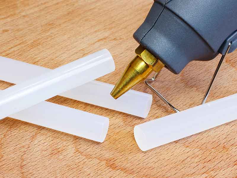 Pistola para adhesivo termofusible y barras de cola termofusible