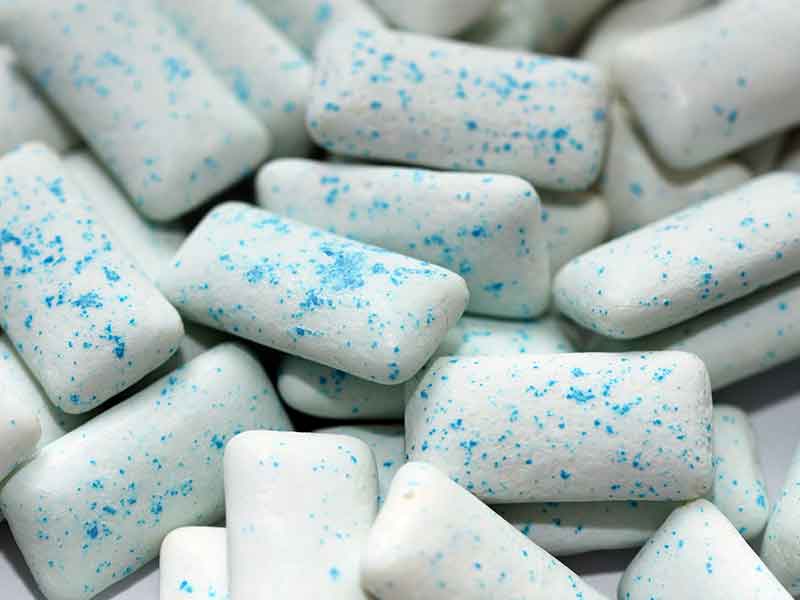 Muchos pequeños chicles con puntos azules, elaborados con base de goma