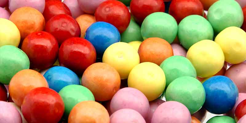 Colorful chewing gum in the form of small balls, made from PIB
