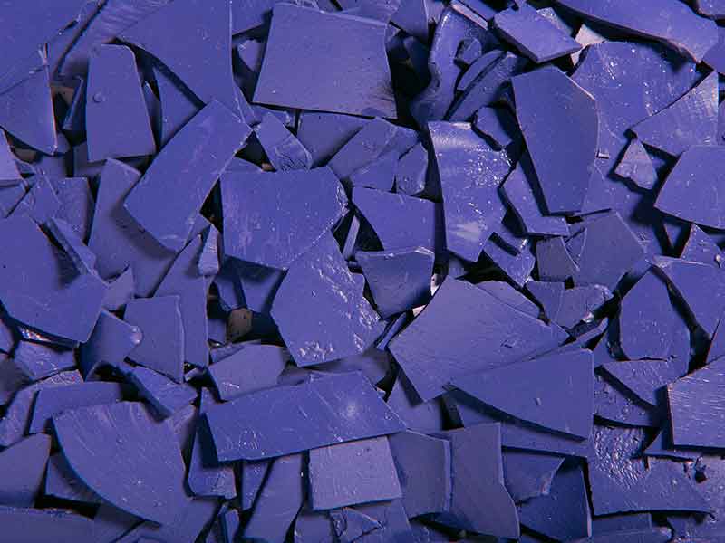 Violettes Granulat für Pulverlackierung, hergestellt in einer Compoundier-Anlage für Pulverlacke