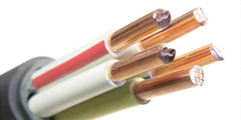 Einzelnes Kabelende mit verschiedenen Schichten der Kabelisolierung als Beispiel für HFFR-Kabel-Compoundierung