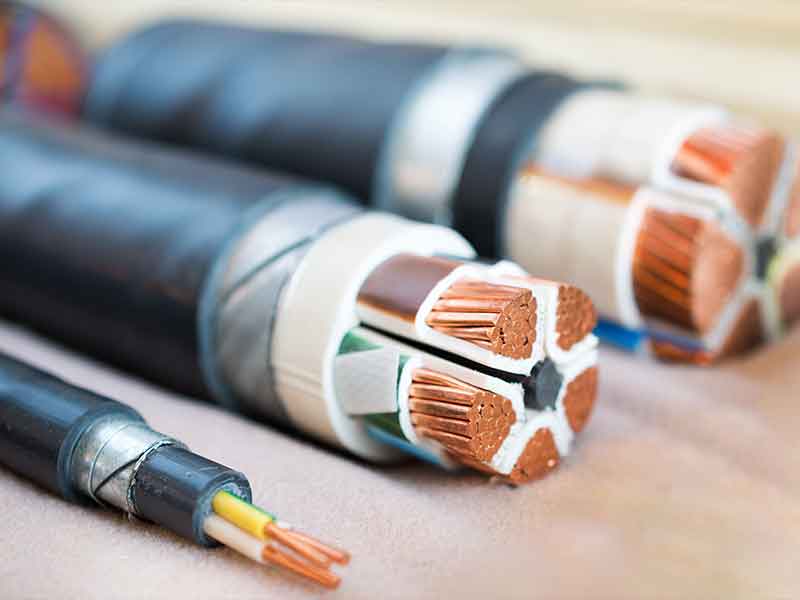 Extremos de cables de color azul con aislamiento de compuestos reticulados con silano para cables, producidos con un equipo de preparación de compuestos BUSS