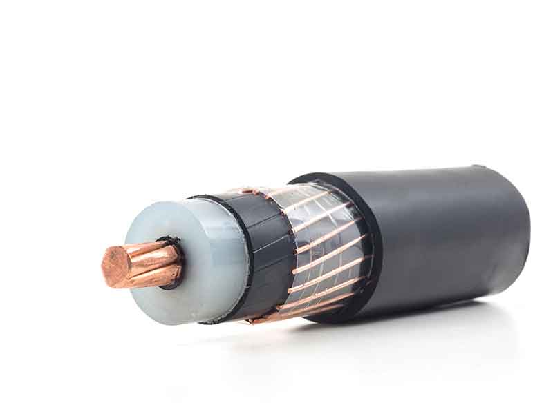 Trozo de cable con varias capas de aislamiento de compuestos reticulados con silano para cables