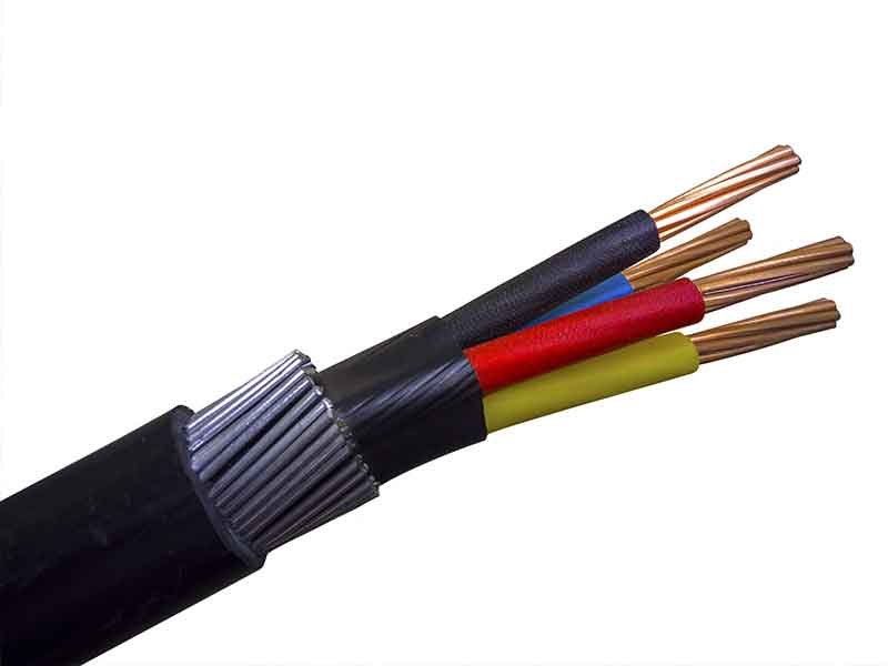 Extremo de un cable con diferentes capas de aislamiento, como ejemplo de un compuesto reticulado con silano para cables