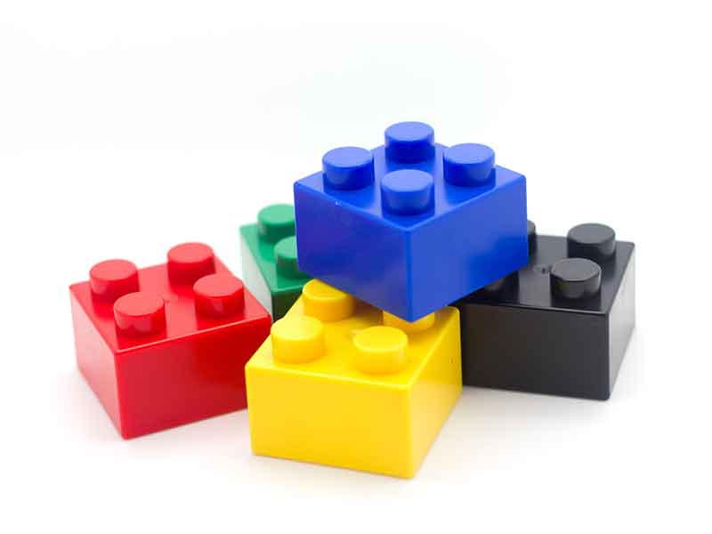 Masterbatch Compounder stellen die Basis für die Produktion von Legosteinen her.