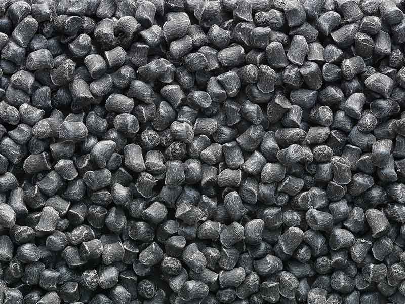 Granulado negro, fabricado en un sistema de preparación de compuestos de BUSS para poliamida.