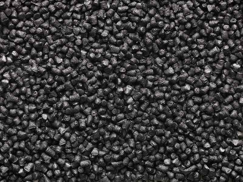 Schwarzes Granulat, das in einem Polycarbonat Compoundier-System hergestellt wurde.