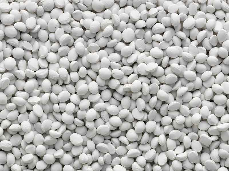 Weißes Granulat aus faserverstärkten Kunststoffen nach FRTP compounding