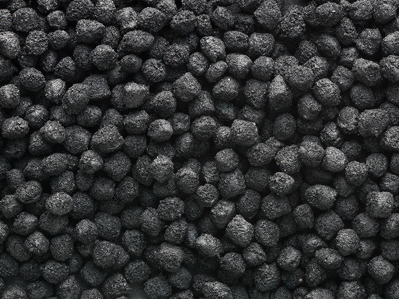 Schwarzes Granulat aus Rubber Compounds, hergestellt mit moderner Compoundier-Technologie