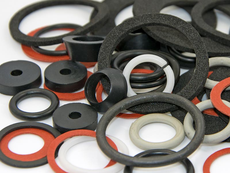 Sealing rings in black, red and white made of rubber compounds