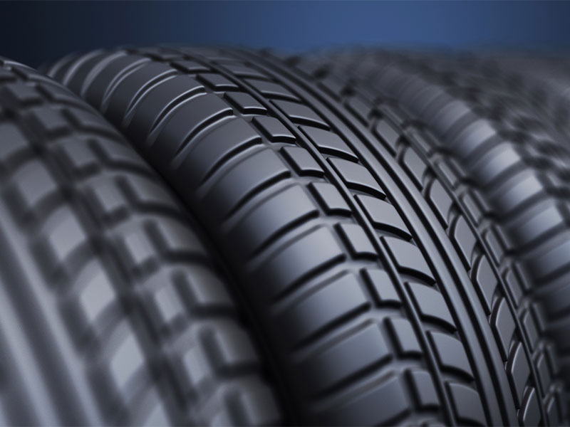 Schwarze Autoreifen, die aus Rubber Compounds hergestellt wurden.