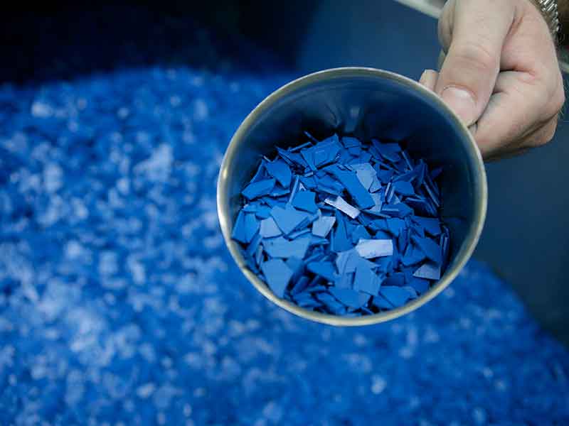Blaues Granulat für die Pulverbeschichtung, hergestellt in einer Compoundier-Anlage für Pulverlacke